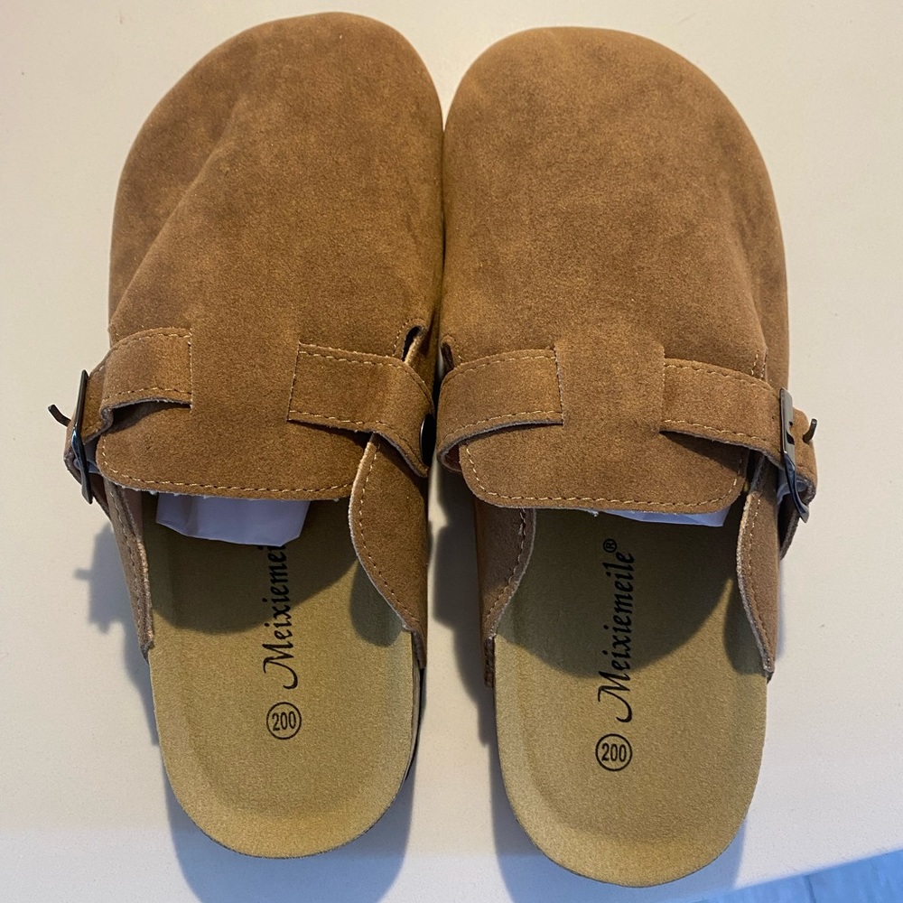 NWT kids suede clogs size 1-2